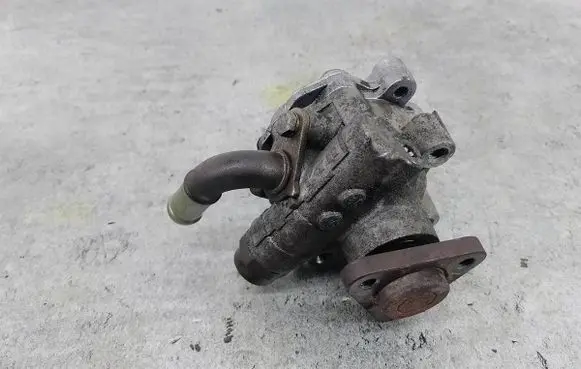 Volkswagen PASSAT B5.5 Power steering pump 8D0145177Q
