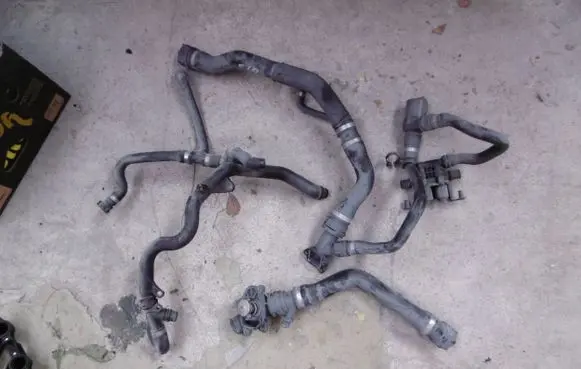BMW 5 E60 E61 Engine coolant pipe/hose 311U6