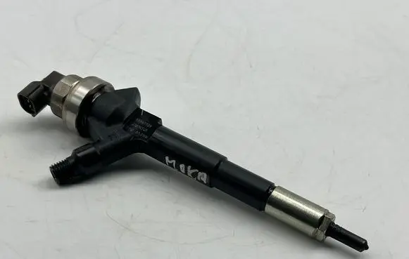 Opel Mokka Fuel injector 55567729 11035358
