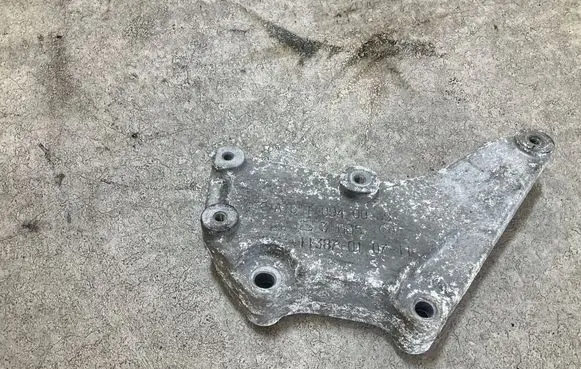 Engine mounting bracket