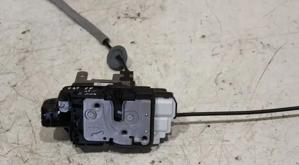 Volvo V40 Front door lock 31440390
