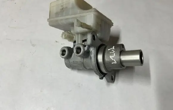 Dodge Challenger Brake fluid reservoir 32671364 21718