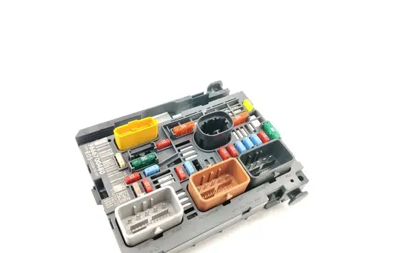 Peugeot 308 SW Fuse module 9666700480