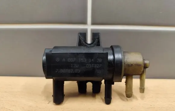 Mercedes-Benz E W211 Turbo solenoid valve A0071531428 70078203 09T327