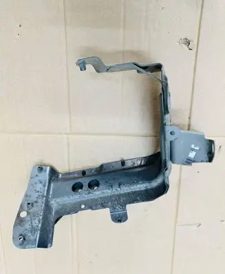 Audi Q7 4M Fender mounting bracket 4M0821137B