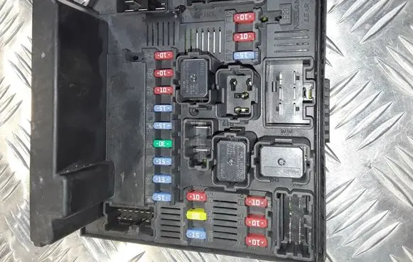 Nissan Qashqai Fuse module 519228043 3280113487 284B7JD000