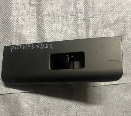 Nissan Pathfinder R51 Electric window control switch 82961EA300