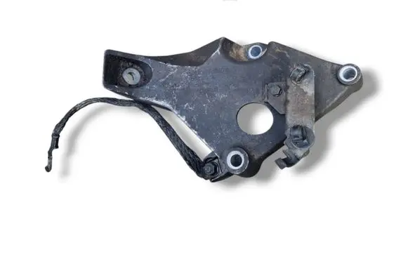Engine mounting bracket