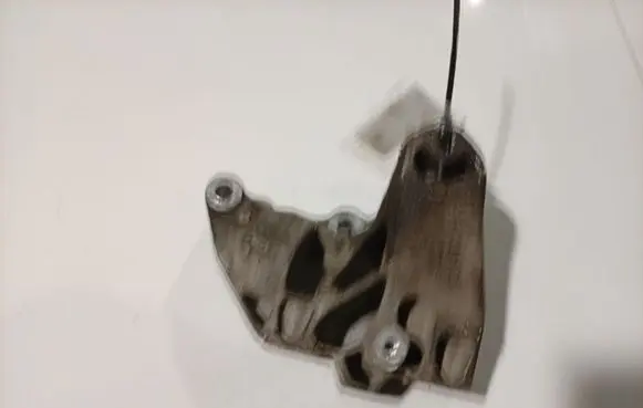 Volkswagen Jetta V Engine mounting bracket 1K0199117