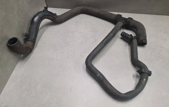 Engine coolant pipe/hose