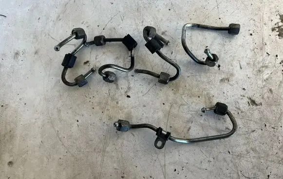 Skoda Rapid (NH) Fuel injector supply line/pipe 