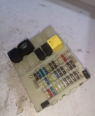 Ford Focus Fuse module 98AG14K150AE 98AG14N089AA
