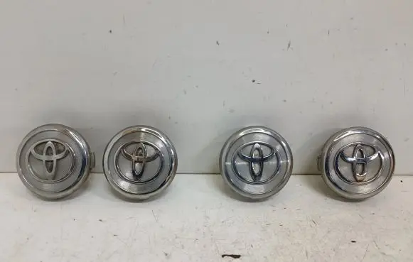 Toyota Avensis Verso Original wheel cap 8840