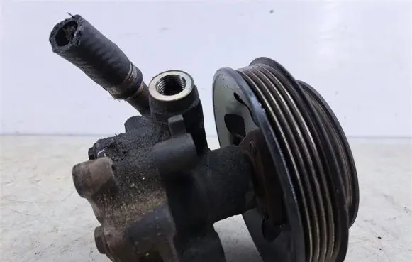 Volkswagen PASSAT B5 Power steering pump 8D0145156L