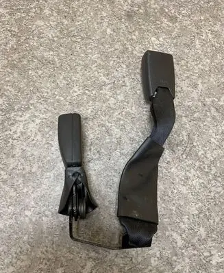 Toyota Avensis T220 Rear seatbelt buckle G3686