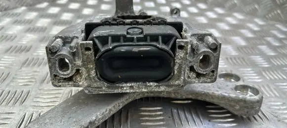 Volkswagen PASSAT B8 Engine mount bracket 5Q0199262S