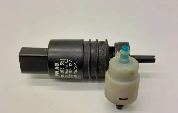 Volkswagen PASSAT B8 Windscreen/windshield washer pump 1K6955651
