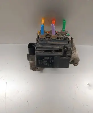 Audi Q7 4L Air suspension valve block 15152400082 465214 040304