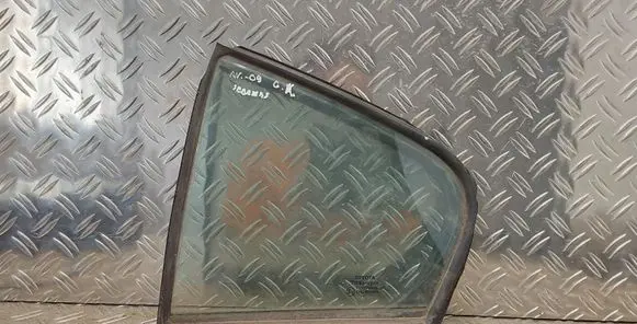 Toyota Avensis T270 Rear vent window glass 43R001583