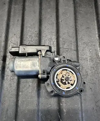 Hyundai ix35 Front door window regulator motor 402388 440925 28408185