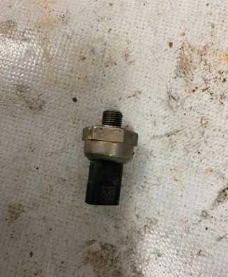 BMW X4 G02 Oil pressure sensor 8647488