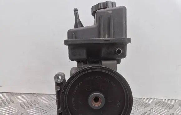Mercedes-Benz E W212 Power steering pump A0064664701 7691332150