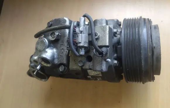 BMW 3 E90 E91 A/C compressor mount bracket 6SBU14C