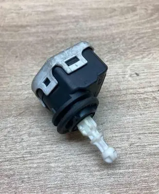 Volvo S40, V40 Headlight level adjustment motor 007878