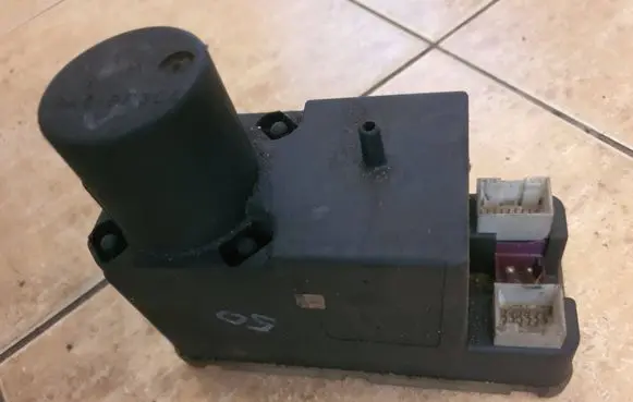 Audi A6 S6 C4 4A Central locking vacuum pump 4a0862257g