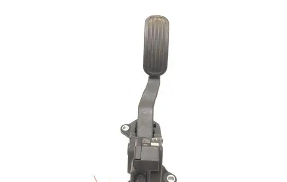 Accelerator throttle pedal