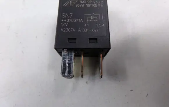 Volkswagen Caddy Other relay 7M0951253C