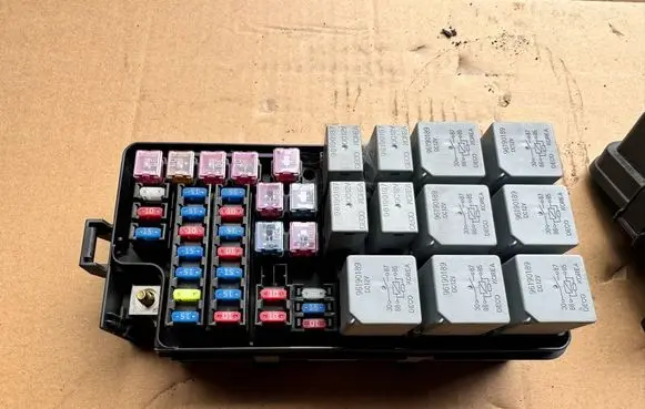 Chevrolet Lacetti Relay mounting block 050309 0143