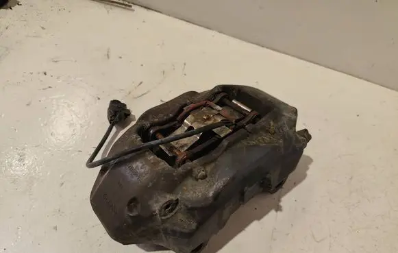 Volkswagen Touareg I Front brake caliper 209236061A