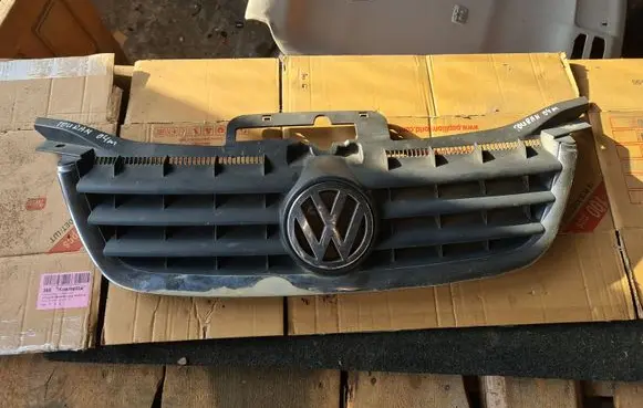 Volkswagen Touran I Front bumper upper radiator grill 1T0853651