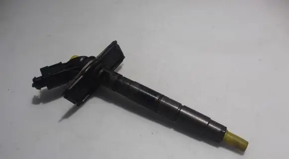 Audi A6 S6 C6 4F Fuel injector 