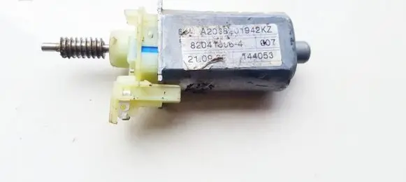 Mercedes-Benz C W203 Seat adjustment motor a2038202042kz 0390201939