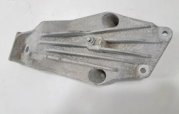 Engine mounting bracket