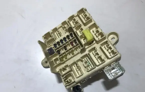 Lexus IS 200-300 Fuse box set 9098704002 90987-04002