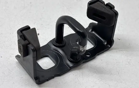Renault Megane III Loading door lock loop/hook striker 905702697R