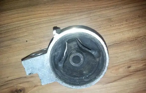 Honda Civic Engine mount bracket