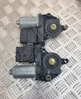 Volkswagen Golf Plus Front door window regulator motor 0130821431