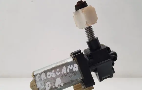 Opel Crossland X Seat adjustment motor 13587026 0390207003