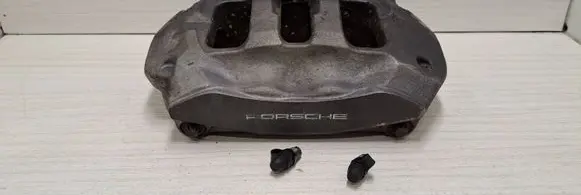 Porsche Cayenne (92A) Rear brake caliper 7P0615424