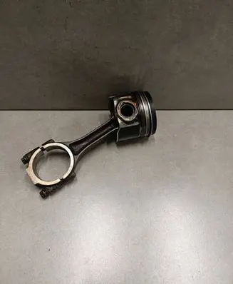 Volkswagen PASSAT B7 Piston with connecting rod 81L115