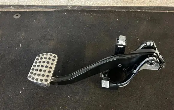 Mercedes-Benz E AMG W212 Brake pedal A2042902101 141960432 PP204290059