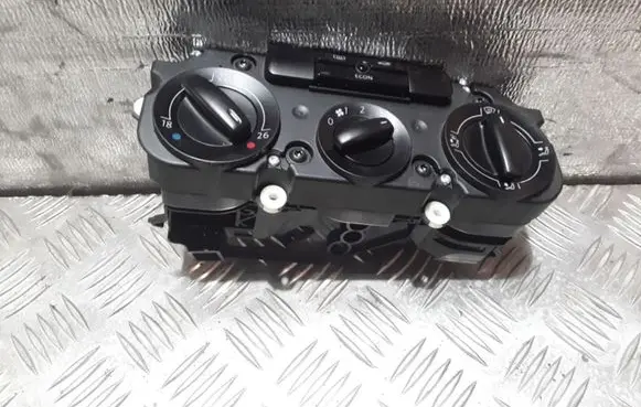Volkswagen Touran I Climate control unit
