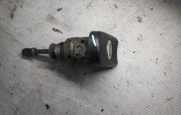 Volkswagen Touran I Coupe door lock (next to the handle) 
