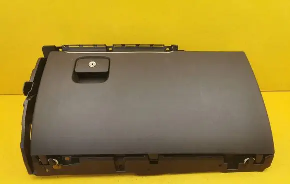 Jaguar F-Pace Glove box CM80511 16062017 A80511015