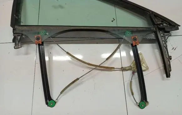 Audi A3 S3 8P Front door window/glass frame 