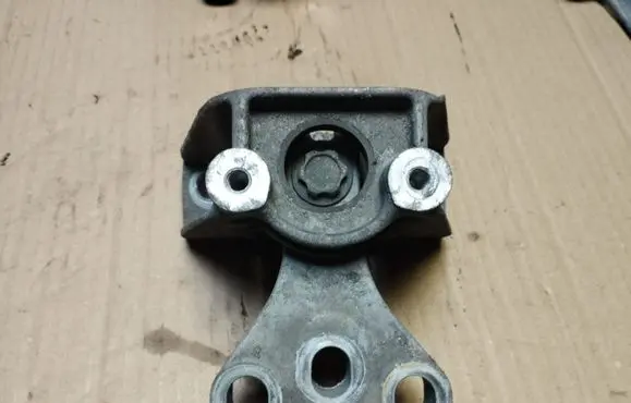 Honda CR-V Engine mount bracket